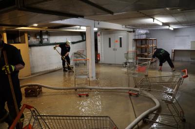 Vollgelaufene Keller und Tiefgaragen haelt die Feuerwehr auf Trab